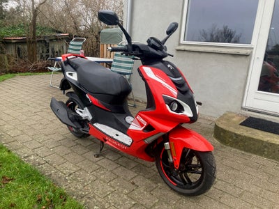 Peugeot speedfight 30, 2023, 13230 km, Rød, Pæn og velholdt 30 scooter, med få brugsspor her og der.