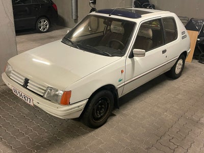 Peugeot 205, 1,4 Lacoste, Benzin, 1986, km 180000, hvid, 3-dørs, centrallås, Sælger min Peugeot 205 