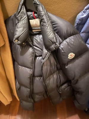 Jakke, str. 36, Moncler ,  Sort,  Dun,  God men brugt, Fin ægte moncler jakke - lynlåsen er gået i s