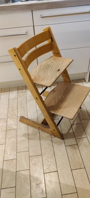 Højstol, Stokke, Stokke højstol, lakeret bøg. Godt brugt men alt er i orden på stolen. Stolen er nem