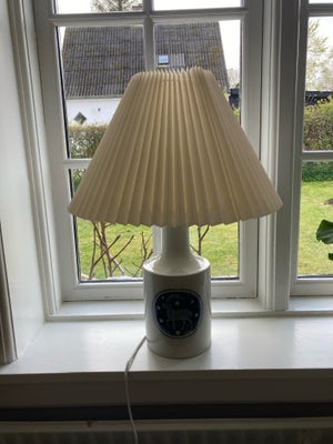 Anden bordlampe, Royal Copenhagen, Royal Copenhagen bordlampe, super fin stand- stenbuk.
Sælges uden
