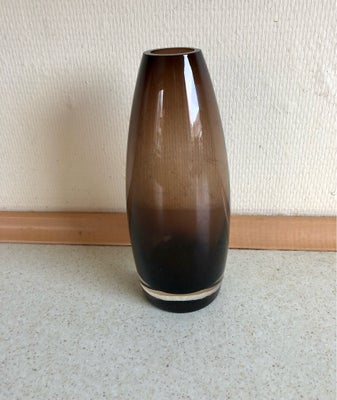 Glas, Vase, Flot tyk brunlig glas vase . Højde 22 cm. Pris 250 kr                                   