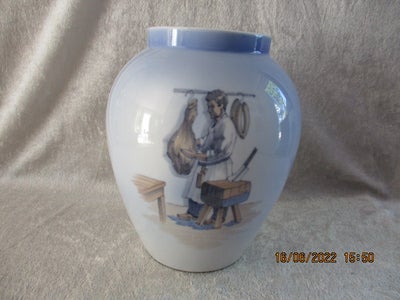 Porcelæn, Vase, Lyngby, 

Super flot Lyngby vase med arbejdende slagter , vasen er 21 cm. høj og dia