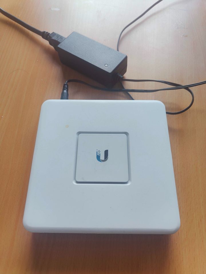 Router, Unifi Security gateway router, God