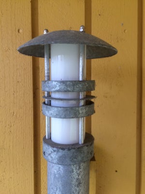 Væglampe, 
2 stk. væglamper, der har været monteret på overdækket terrasse.
6 stk. tilsvarende bedla