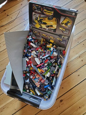 Lego andet, Blandet lego. Stor kasse med alt muligt. Blandt andet minifigurer. Jeg ved ikke hvilke s