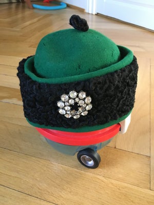 Hat, Ukendt (vintage), str. M,  Uld/filt, Grøn vintagehat med kant af persianer og sort kvast.

Broc