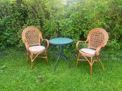 Bord og 2 bambus stole, Vintage, 2 stole og 1 Jernbord med glasplade
Den ene stol har et par knækked