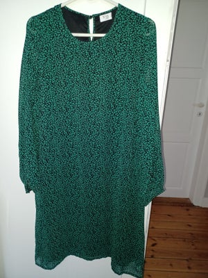 Anden kjole, VRS, str. S,  Grøn & sort,  100 % polyester,  Ubrugt, 102 cm lang. Langærmet. Fastsyet 