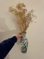 Kinesisk vase med tørrede blomster
