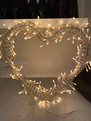 Hjerte med lyskæde, 2 stk julehjerter med lys sælges samlet for kr 150. Købt i Ikea. 