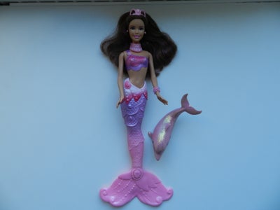 Barbie, Mattel., Fin Barbie dukke som havfrue og en sød glimmer delfin. Begge kan tages med i bad.
S