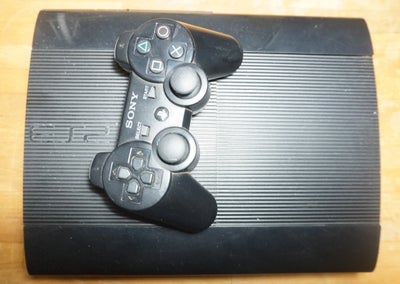 Playstation 3, Playstation 3 Super Slim PS3 Super Slim med en controller og strømkabel. Konsollen er