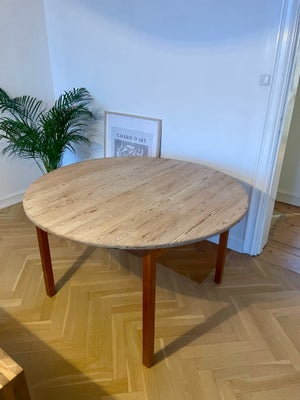 Spisebord, Egetræ, Søborg møbelfabrik, Retro/antik spisebord i egetræ. 

Mærke: Søborg møbelfabrik

