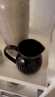 Vase, Vase, En fin sort vase men kan også bruges som kande. 15 cm høj og 9 cm i diameter. 