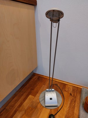 Gulvlampe, Industrilampe i metal på 75 cm i højden med 2 lysstyrker. Kan trækkes ud så den bliver 13
