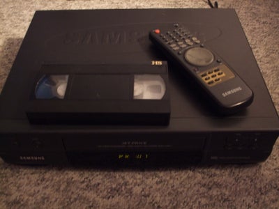 VHS videomaskine, Samsung, SV34XK, God, Videoafspiller med scartstik bagpå.

Den har fjernbetjening
