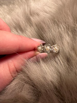 Ring, Sød ring med blomster og perler.

Str: indvendig diameter mål er 1,7 cm.

Stand: Slid bagpå ri