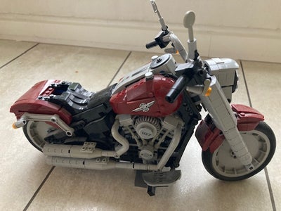 Lego Creator, Harley-Davison Fat Boy 10269, Sælges som vist på billede. Få dele kan mangle.
 
