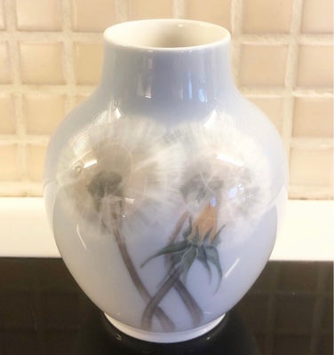 Porcelæn, Vase, Royal Copenhagen, Flot Royal Copenhagen vase med mælkebøtte 10,5cm nr 2639-45A fast 