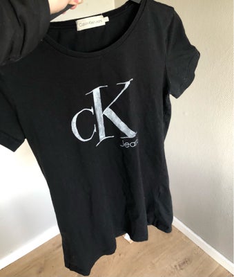 T-shirt, Calvin Klein, str. 40, Fin Calvin Klein t-shirt str. L. Fremstår i fin stand. 
Kan sende me