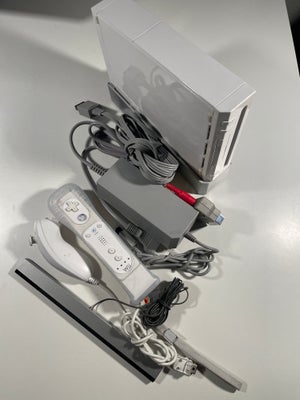 Nintendo Wii, God, Nintendo Wii konsol / maskine. Hvid.

Der medfølger;
Konsol
Kabler (strøm og tv)
