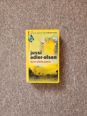 og hun takkede guderne, Jussi Adler-Olsen, genre: krimi og spænding, Bogen en udgået biblioteksbog. 