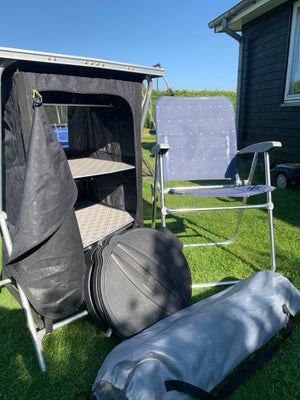 Skab, Diverse camping udstyr. 
Sammenklappeligt “skab” med hylder 
En stol 
En skraldespand
Tørresta