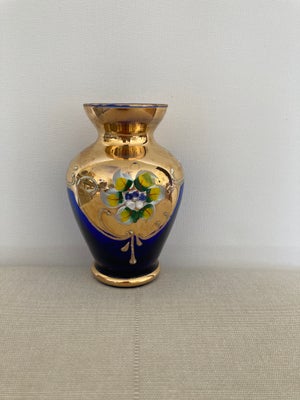 Vase, Vase, Ukendt, Vase guld og blå glas

Glasvase 

9 cm høj 