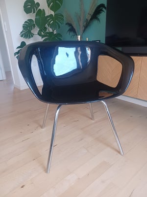 Armstol, andet, Flot sort højglans stol, som jeg desværre ikke bruger eller har plads til mere.
Byd 