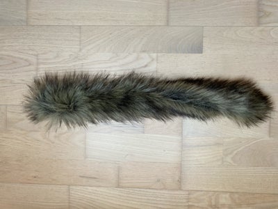 Hale til udklædning, 55 cm lang busket hale. 
Kan sættes på med sikkerhedsnål eller sys fast på tøje