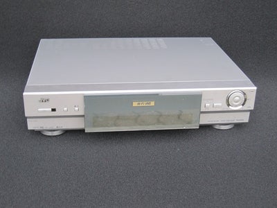 VHS videomaskine, JVC, HR-J880, Perfekt, 
- ALU-farvet,
- HiFi-stereo,
- Brugermanual,
- 2 x Scart-s