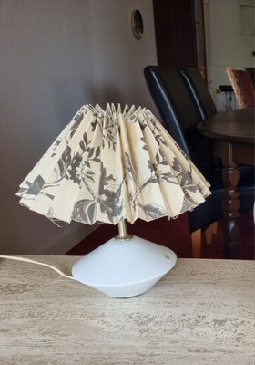 Lampe, Holmegaard, Lille Holmegaard bordlampe. 
Knap 30 cm høj med pære og skærm.
Ledning misfarvet 