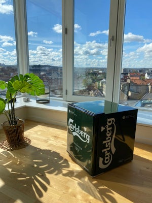 Mini Cooler, andet mærke Carlsberg, 43 liter, b: 51 d: 43 h: 47, Super fint lille Carlsberg køleskab