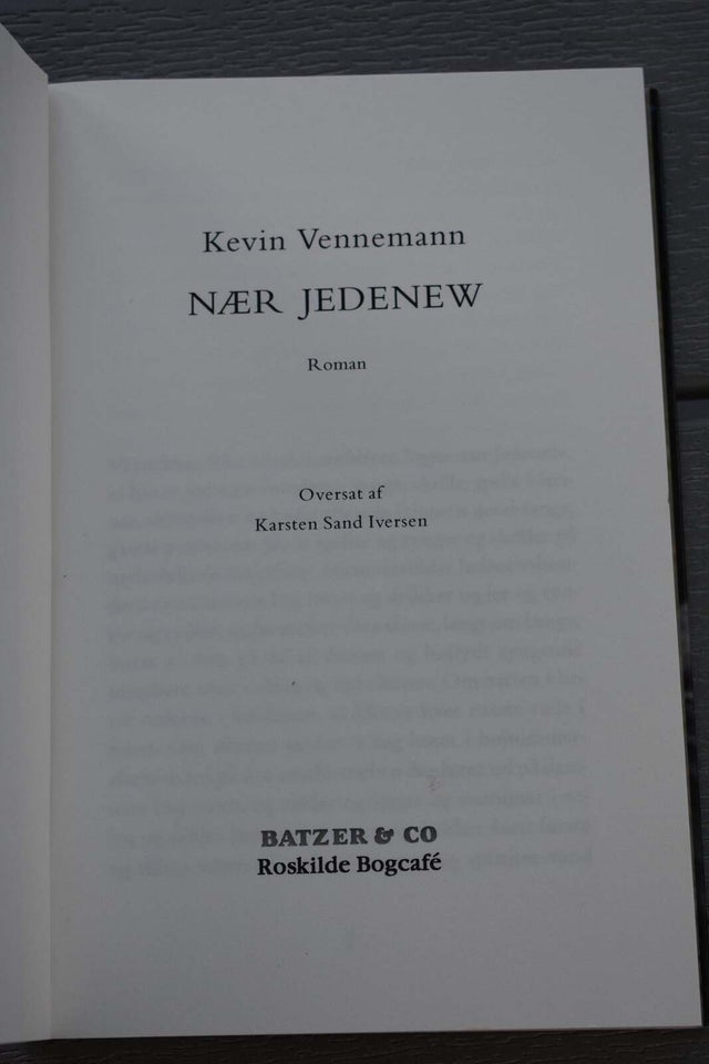 Nær Jedenew, Kevin Vennemann, genre: roman