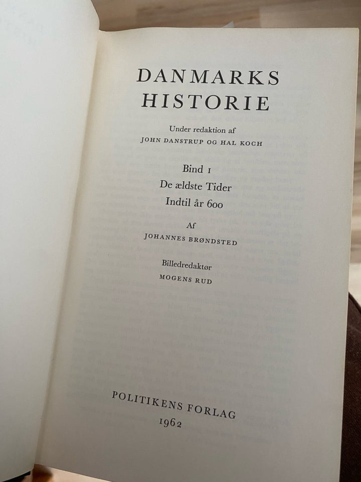 Danmarkshistorie Bind 1-14, Johannes Brøndsted, emne: