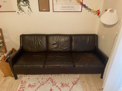 Sofa, læder, 3 pers., Dejlig mørkebrun lædersofa. Måler 180x80. Den har patina, og én af hynderne ha