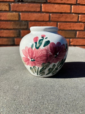 Keramik, Rund vase, Rund keramikvase med hvid glasur og håndmalet blomstermotiv. Ingen signatur i bu