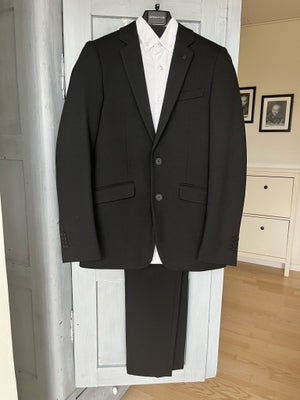 Jakkesæt, Clean Cut Copenhagen, str. Xs/42, Rigtig flot sort jakkesæt med tilhørende hvid skjorte. 
