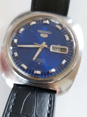 Herreur, Seiko, Lækkert vintage herreur - Seiko 5 automatic fra januar 1975 med en fantastisk blå sk