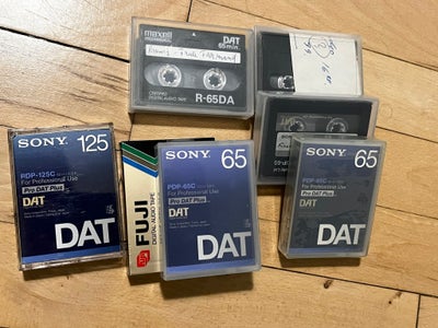 Dat-recorder, 7 stk DAT Bånd fra Sony, Maxell og Fuji.

4 af dem er der aldrig optaget på.