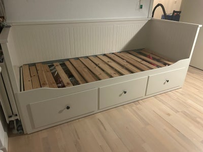 Sovesofa, Ikea Hemnes, b: 80 l: 200, Hemnes sovesofa fra Ikea. Kan trækkes ud til dobbeltseng.

Nogl