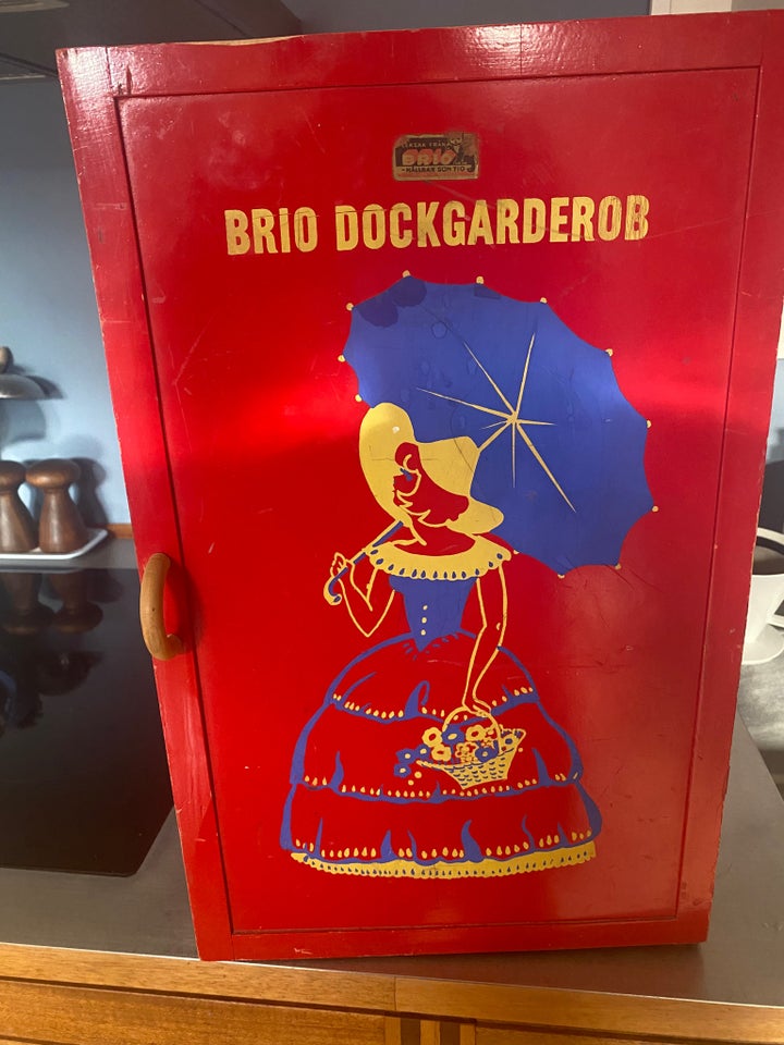 Retro dukkeskab fra BRIO m. Bøjlestang og skuffe