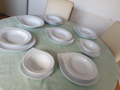 Porcelæn, Tallerkener, Fine dråbeformet tallerkener. 
5 middag tallerkener 27cm
5 dybe tallerkener 
