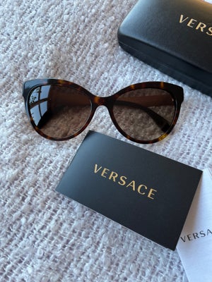 Solbriller dame, Versace, Versace solbriller, brun med guld stel.

Æske og papirer medfølger.

Solbr