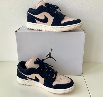 Sneakers, str. 38,5, AIR JORDAN,  Sort/laks,  Ubrugt, NYE!
NIKE WMNS AIR JORDAN 1 LOW

Den nye Air J