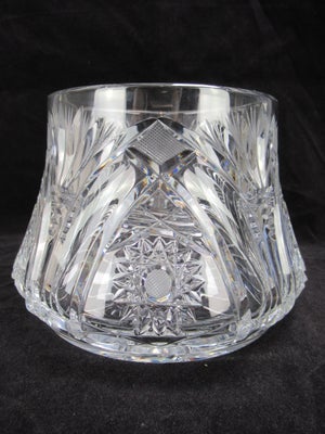 Glas, Smuk Krystal Vase, Smuk speciel krystal vase med bred bund.

Vasen måler 12 cm i højden og 12,