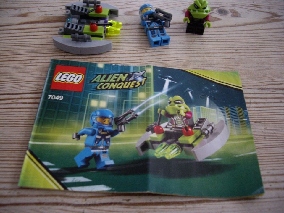 Lego Alien conquest, 7049