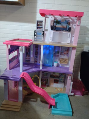 Barbie, Barbie dreamhouse, Stort Barbie Dreamhouse, der kan spille flere melodier og lave lysshow. D