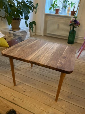 Sofabord, Fik træbord i god kvalitet 
Ingen pletter eller skader
65x75 cm (højde 48 cm)
Nypris 1200 